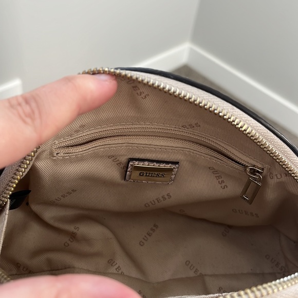 Guess purse - Picture 6 of 6